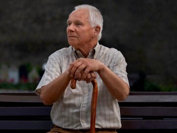 persona mayor con bast&oacute;n