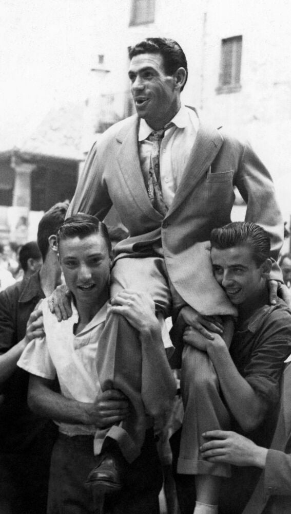 El ciclista español Bernardo Ruiz, tercer clasificado en el Tour de 1952, es llevado a hombros por un grupo de aficionados