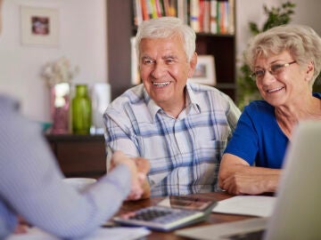 Personas mayores haciendo el testamento