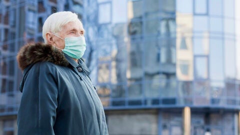 Persona mayor con mascarilla