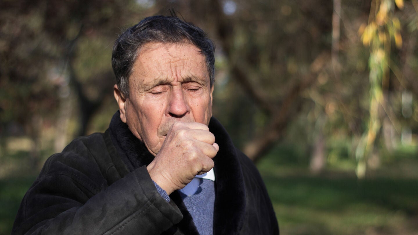 Persona mayor tosiendo