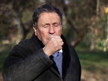 Persona mayor tosiendo