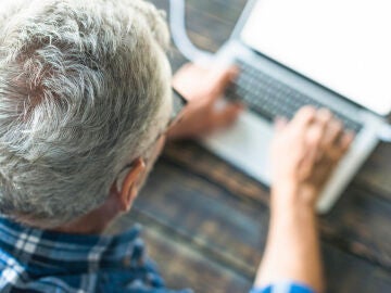 Persona mayor con ordenador