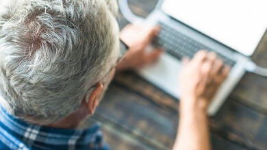 Las medidas para que mayores de 65 años no se queden atrás en el uso de la banca digital en España