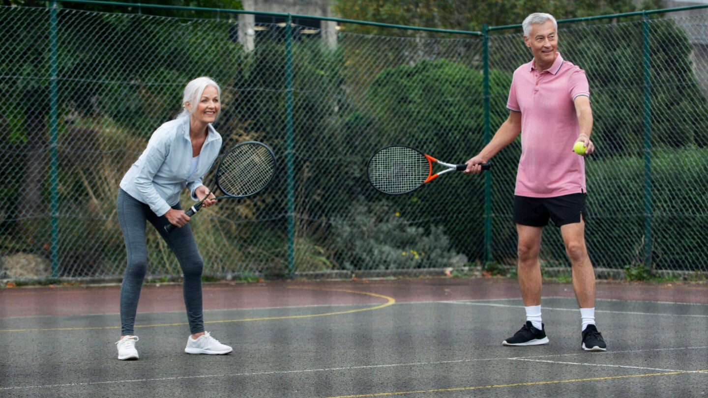 Personas mayores jugando al tenis