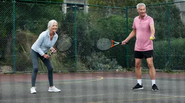 Personas mayores jugando al tenis Personas mayores jugando al tenis