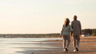 Personas mayores paseando 