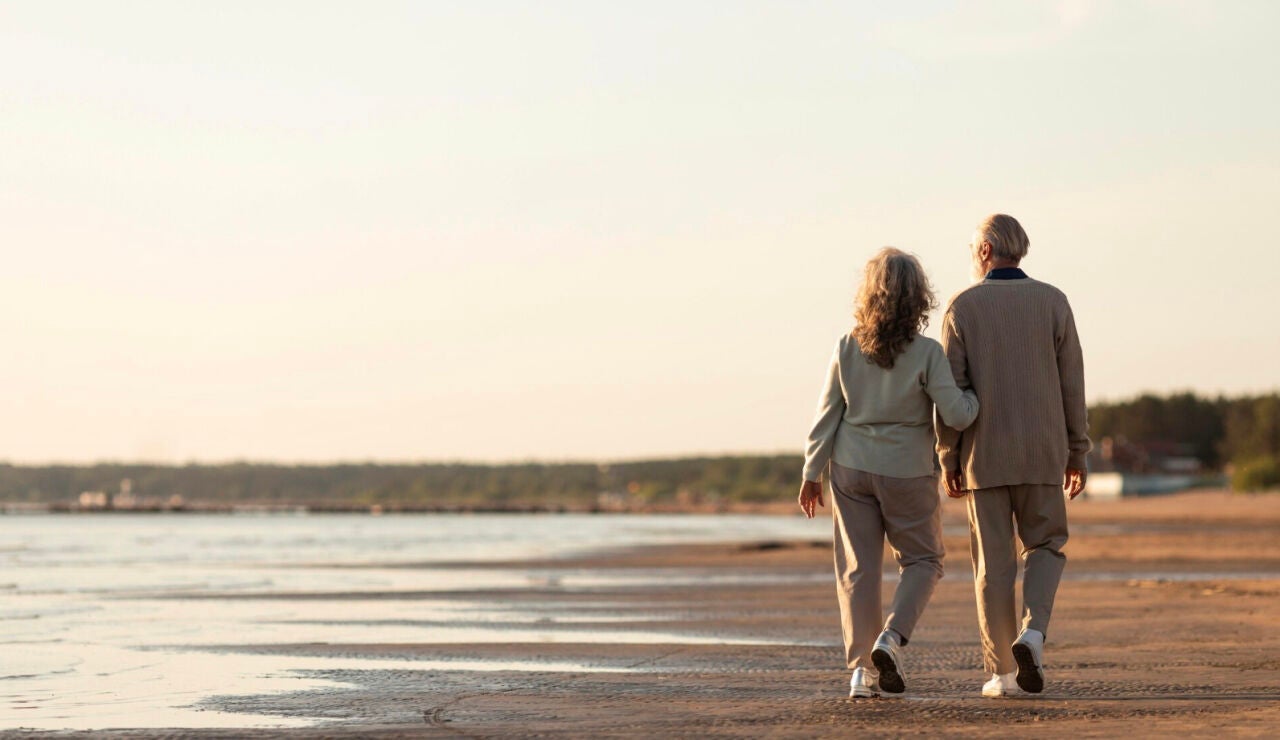 Personas mayores paseando 