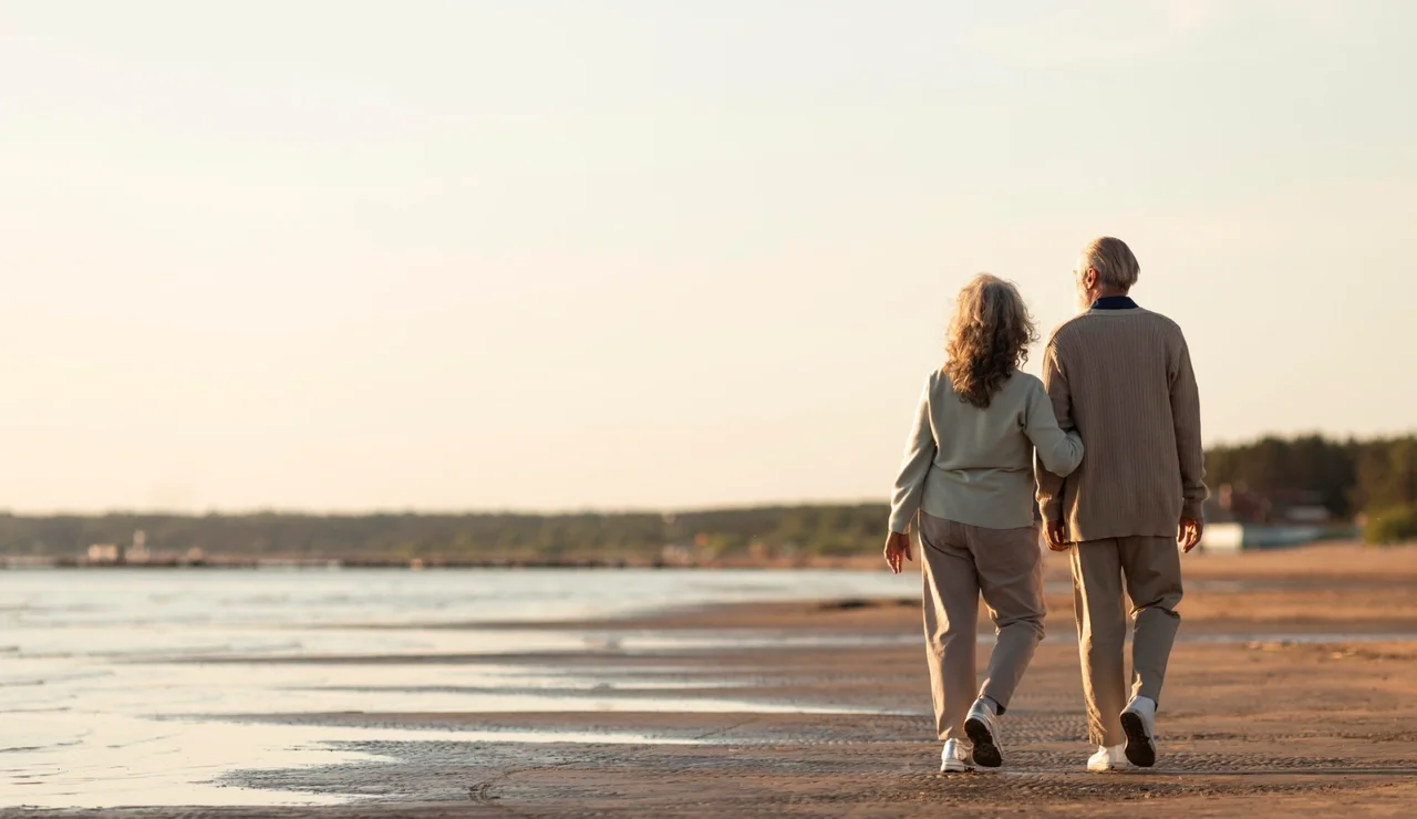 Personas mayores paseando