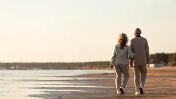 Personas mayores paseando Personas mayores paseando