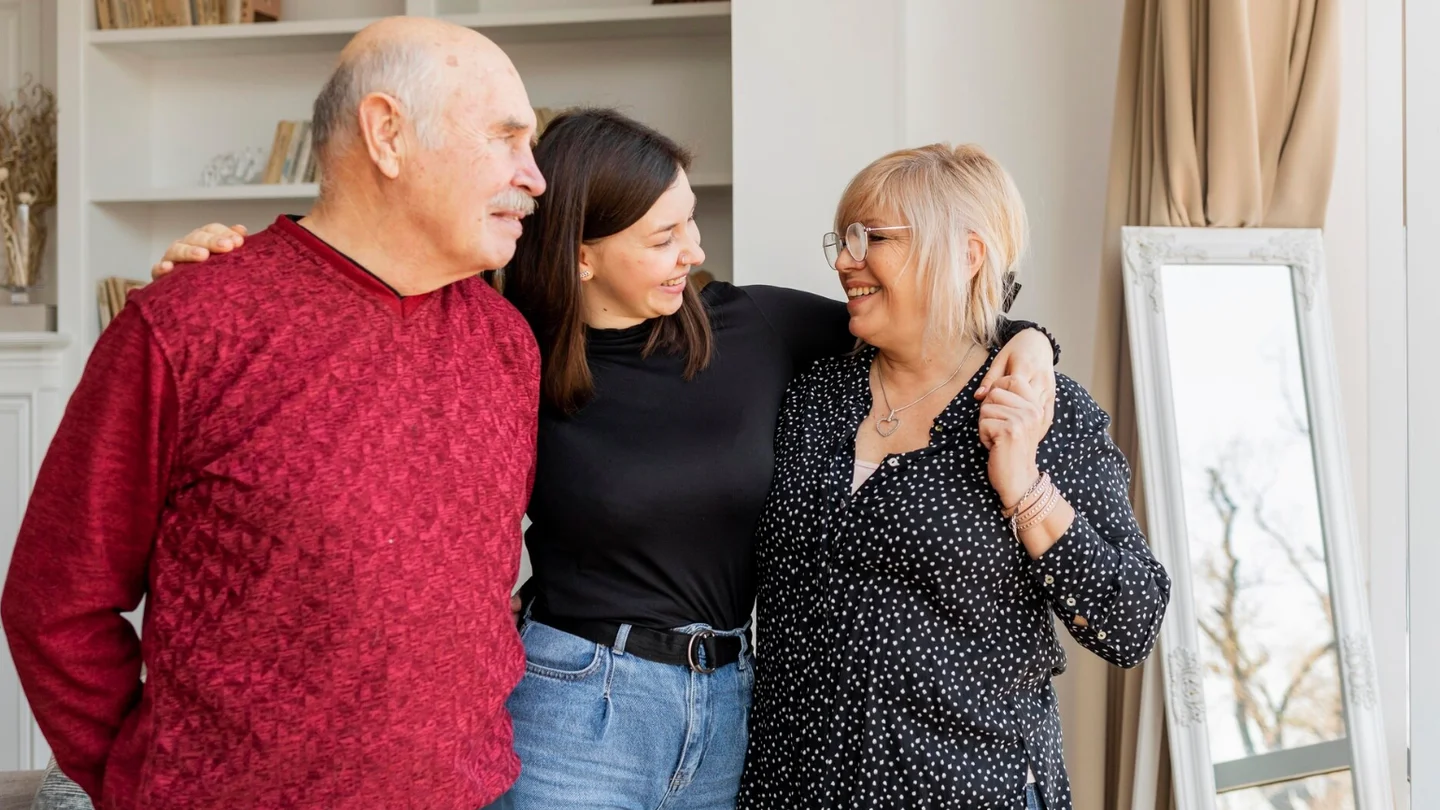Mujer con personas mayores Mujer con personas mayores