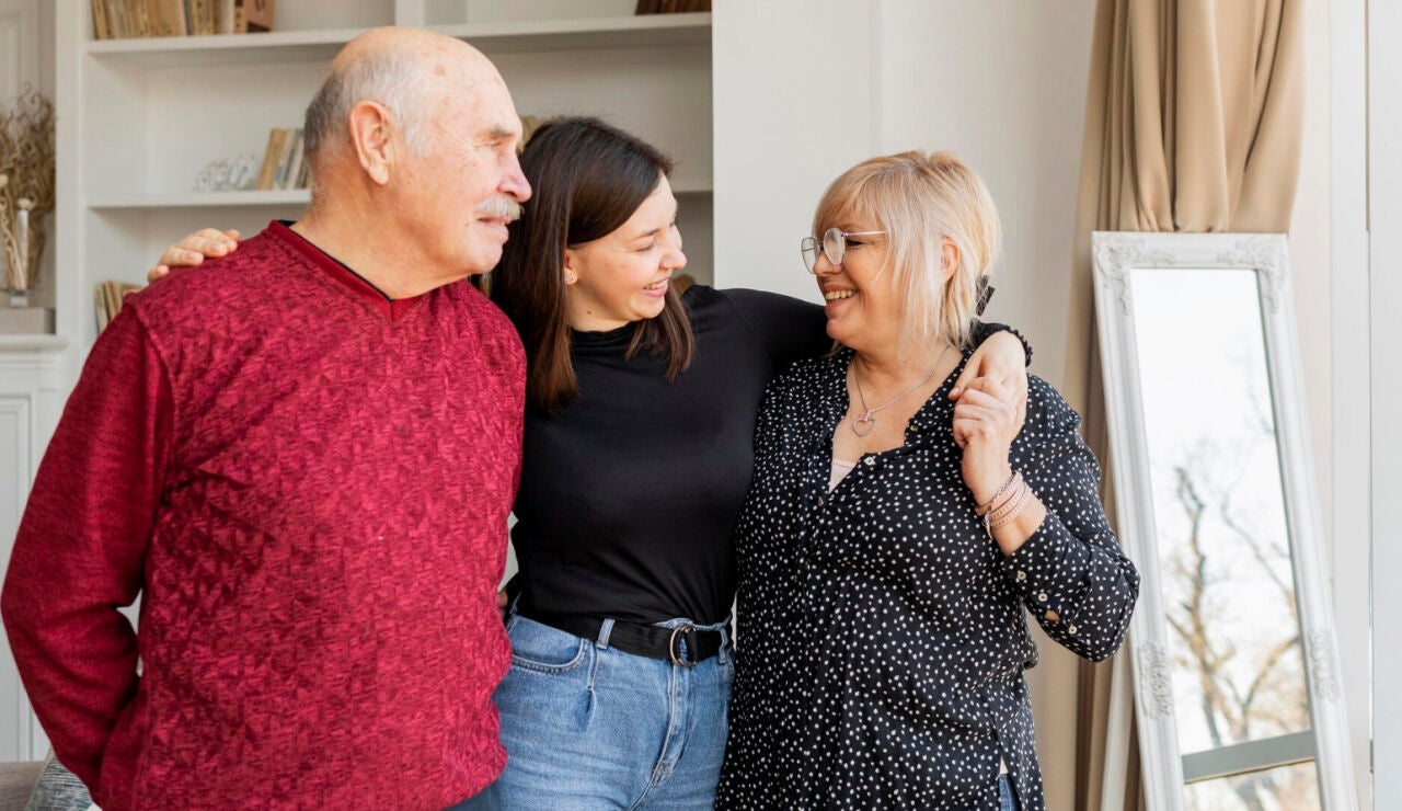 Mujer con personas mayores
