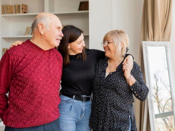 Mujer con personas mayores