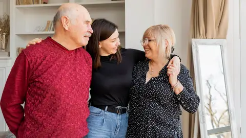 Mujer con personas mayores Mujer con personas mayores