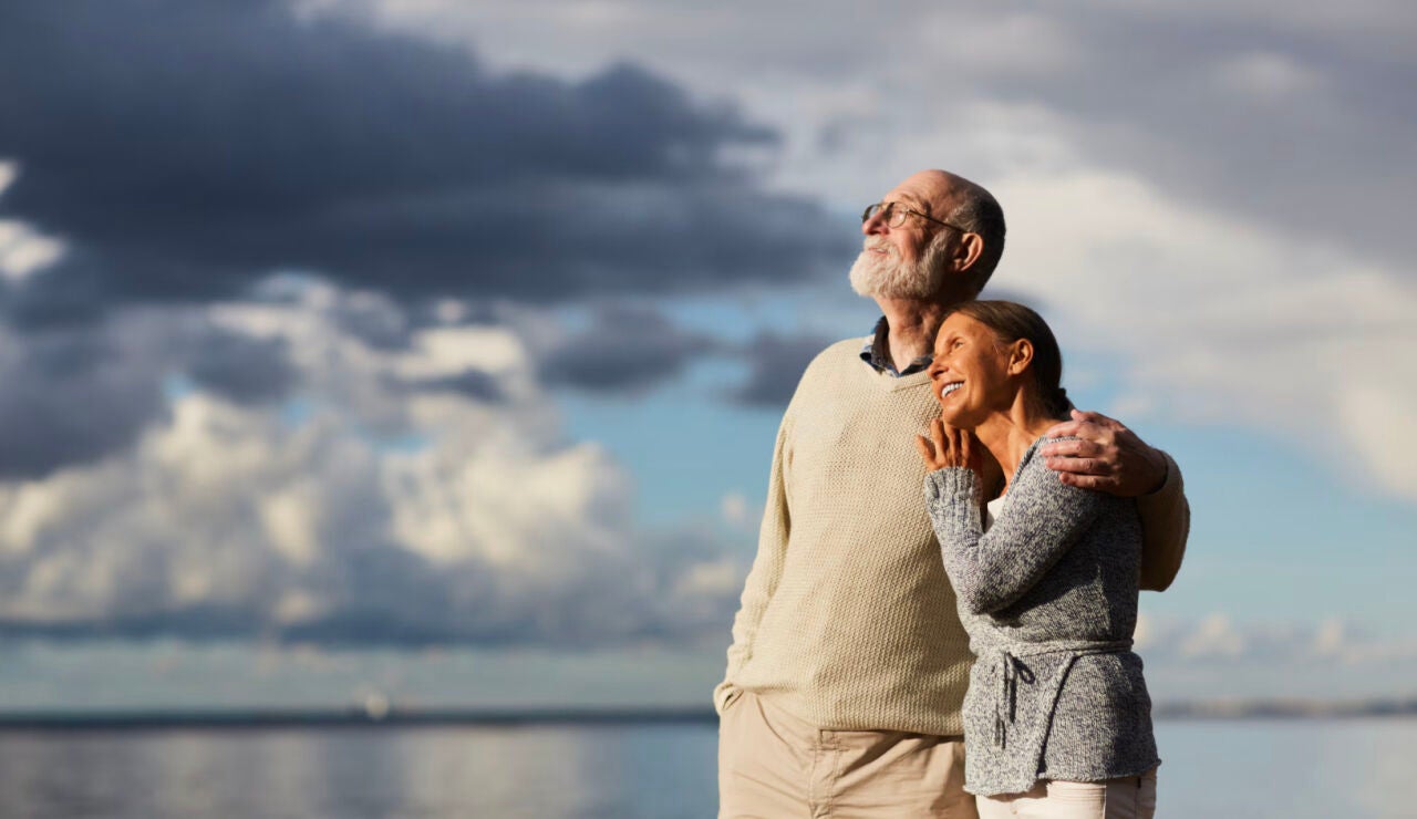 Personas mayores disfrutando de la playa