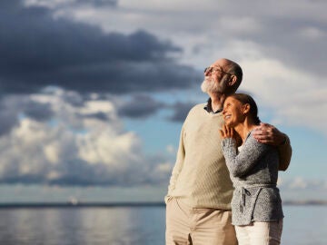 Personas mayores disfrutando de la playa