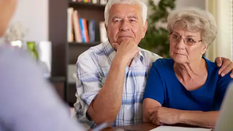 Personas mayores con un abogado Personas mayores con un abogado