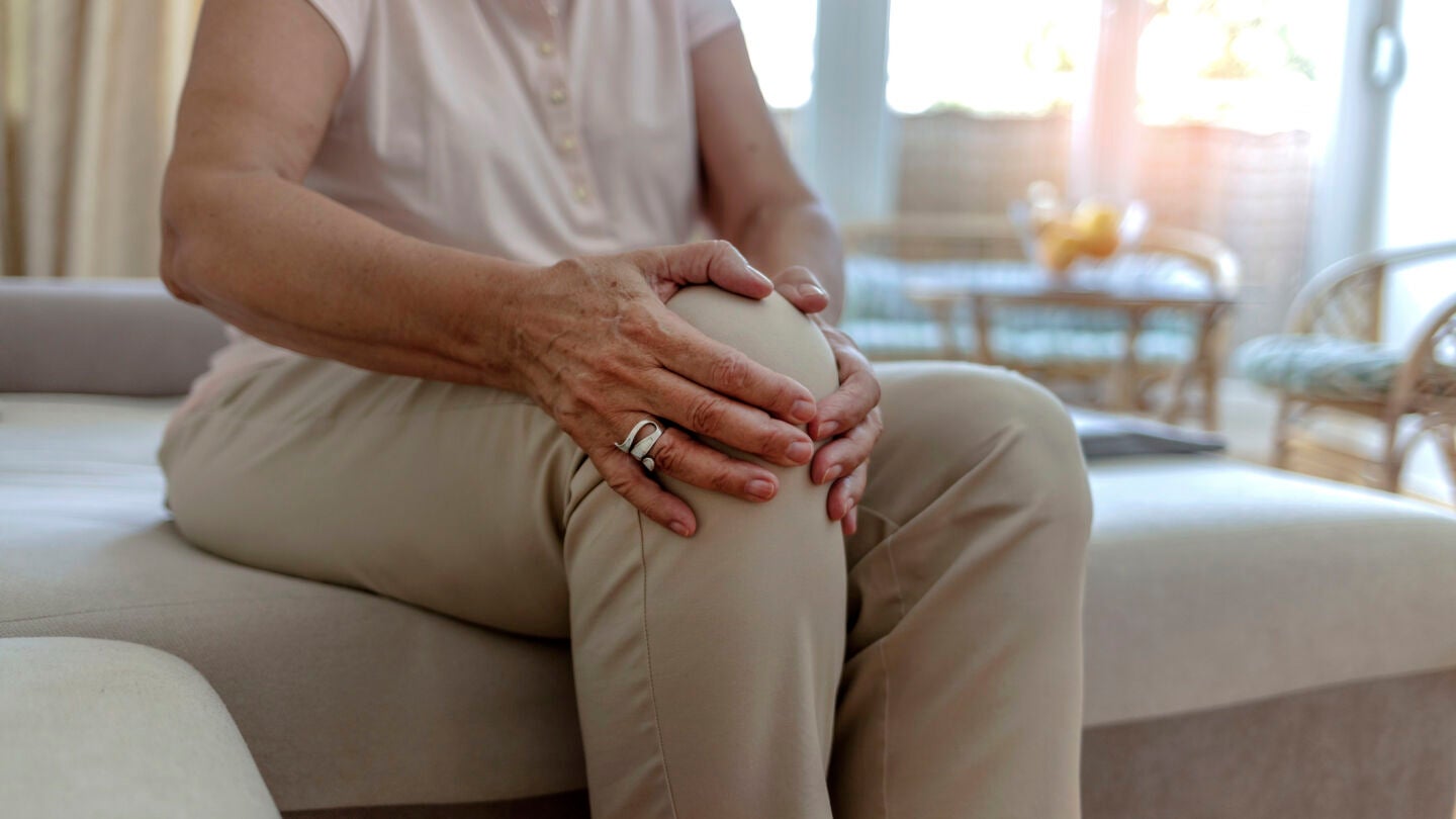 Mujer con dolor en la rodilla
