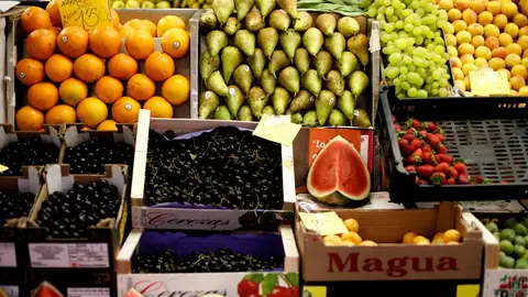 Estante de frutas en un supermercado Estante de frutas en un supermercado