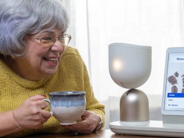 ElliQ, el robot que inicia conversaciones para evitar la soledad no deseada