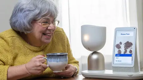 ElliQ, el robot que inicia conversaciones para evitar la soledad no deseada ElliQ, el robot que inicia conversaciones para evitar la soledad no deseada