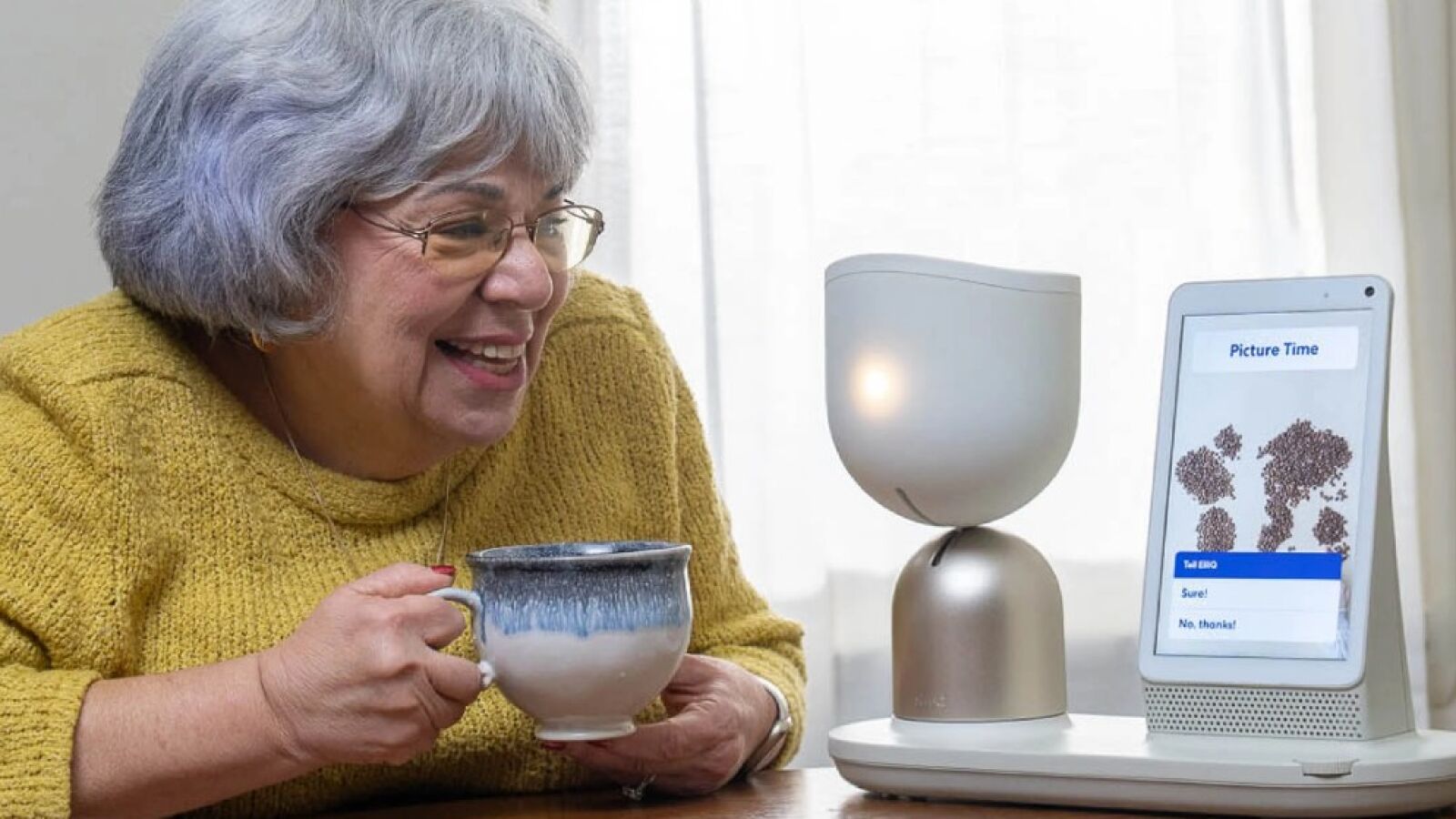 ElliQ, el robot que inicia conversaciones para evitar la soledad no deseada