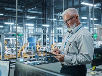 Hombre mayor trabajando en una f&aacute;brica