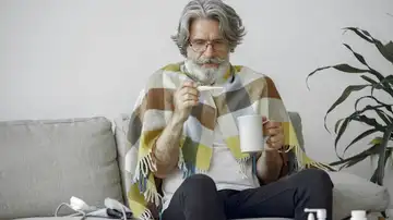 Persona mayor con gripe Persona mayor con gripe