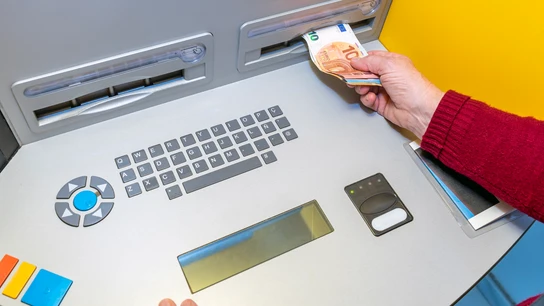 Persona sacando dinero de un cajero Persona sacando dinero de un cajero