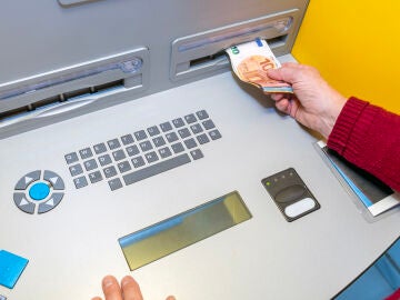 Persona sacando dinero de un cajero