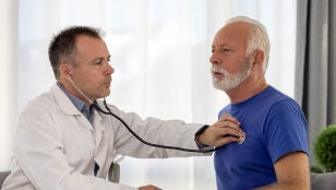 M&eacute;dico auscultando el coraz&oacute;n a un hombre mayor