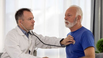 M&eacute;dico auscultando el coraz&oacute;n a un hombre mayor