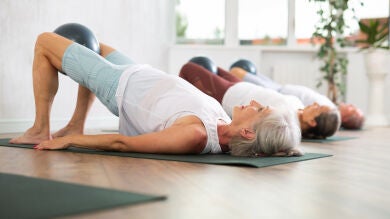 Menopausia: Fisioterapeuta aconseja ejercicios de relajación y elasticidad para cuidar el suelo pélvico 