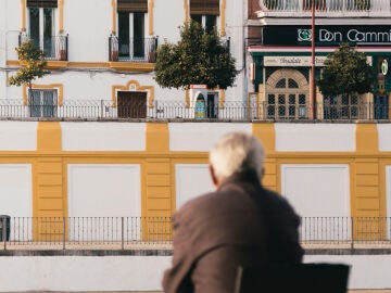 Hombre pescando en el Guadalquivir en Sevilla