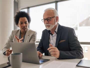 Hombre y mujer trabajando con un ordenador