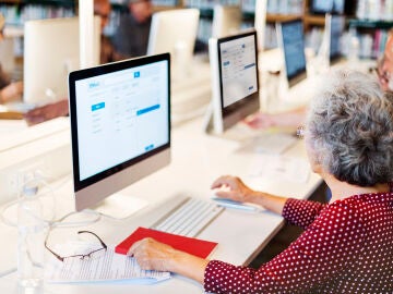 Persona mayor en clase de inform&aacute;tica