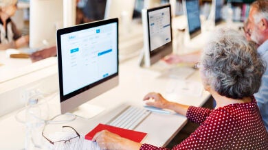 El ayuntamiento de Madrid pone en marcha talleres para enseñar a personas mayores a realizar trámites electrónicos