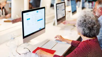 El ayuntamiento de Madrid pone en marcha talleres para enseñar a personas mayores a realizar trámites electrónicos El ayuntamiento de Madrid pone en marcha talleres para enseñar a personas mayores a realizar trámites electrónicos