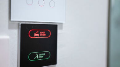 Facua denuncia a unos hostales por edadismo, solo permiten el alojamiento a personas de entre 18 y 45 años