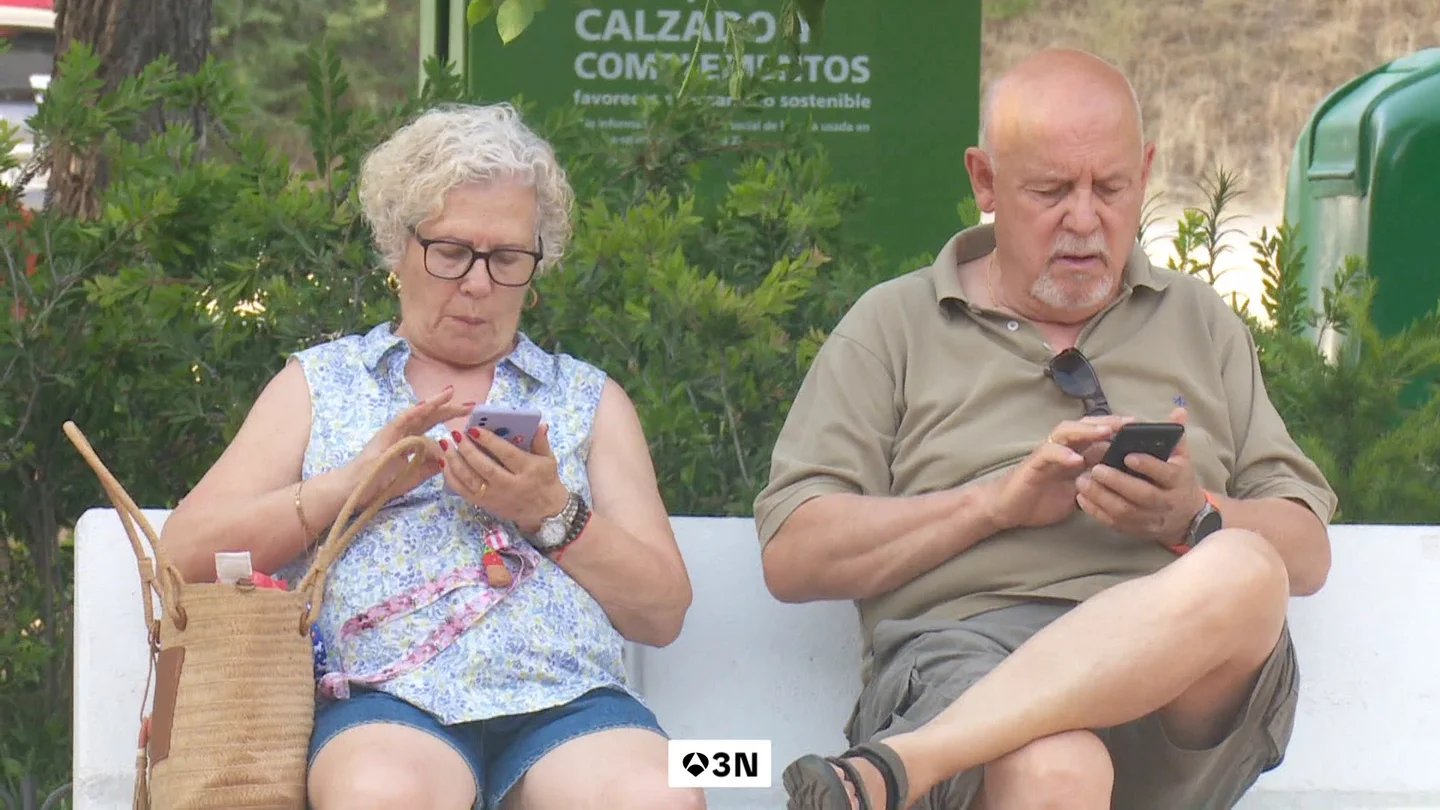 Los mayores cada vez están más conectados, pero a su manera: "Ni TikTok ni TikTik tengo" Los mayores cada vez están más conectados, pero a su manera: "Ni TikTok ni TikTik tengo"