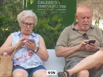  Los mayores cada vez est&aacute;n m&aacute;s conectados, pero a su manera: "Ni TikTok ni TikTik tengo"