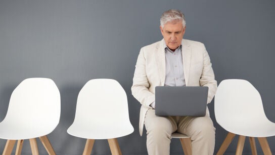 Hombre mayor buscando trabajo