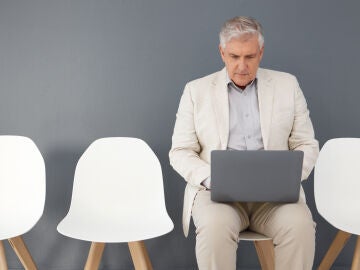 Hombre mayor buscando trabajo