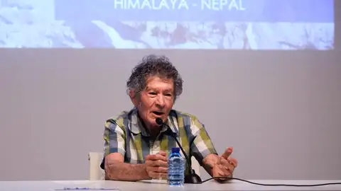 Carlos Soria durante la rueda de prensa tras conquistar con 86 años el Manaslu Carlos Soria durante la rueda de prensa tras conquistar con 86 años el Manaslu