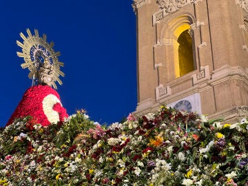 Ofrenda floral a la Virgen del Pilar en Zaragoza