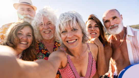 Grupo de amigos mayores de vacaciones