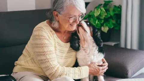 Mujer mayor junto a su mascota Mujer mayor junto a su mascota
