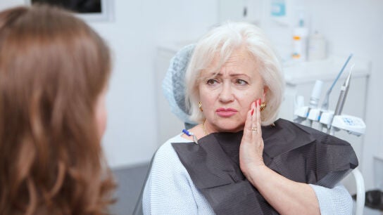 Mujer mayor en el dentista