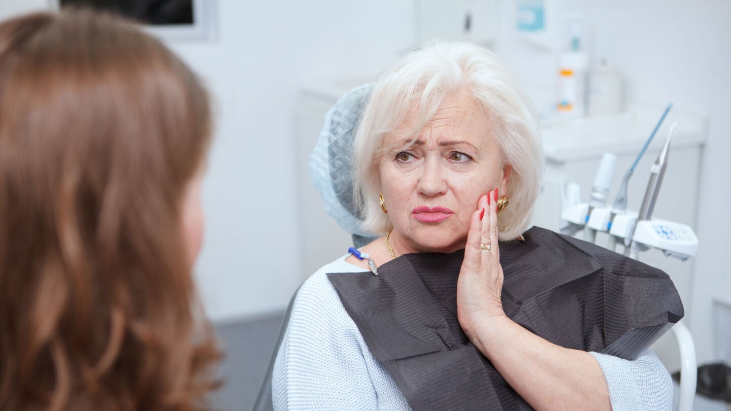 Mujer mayor en el dentista