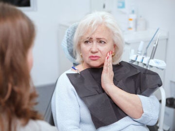 Mujer mayor en el dentista
